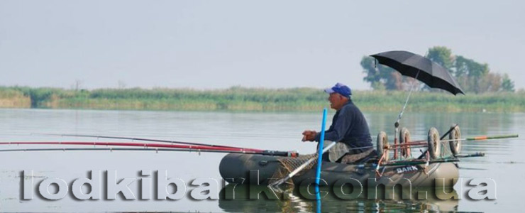 фото лодки Bark B-260 на озере с рыбаком ловящим рыбу поплавочными удочками