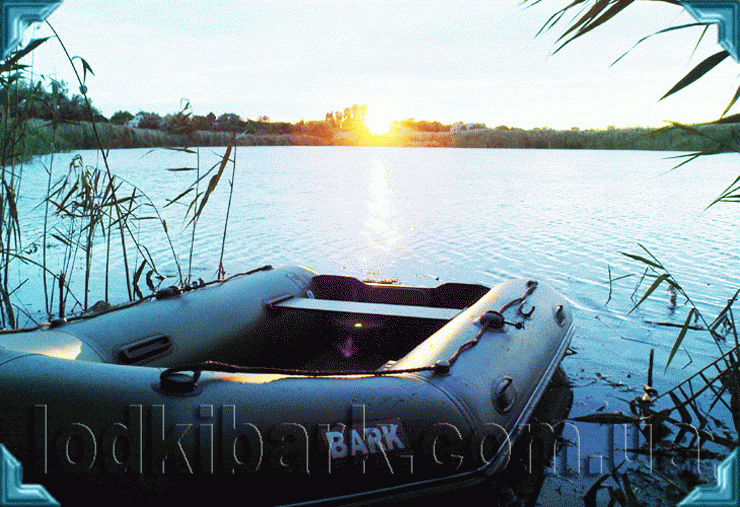 фото лодки БАРК на реке гифка